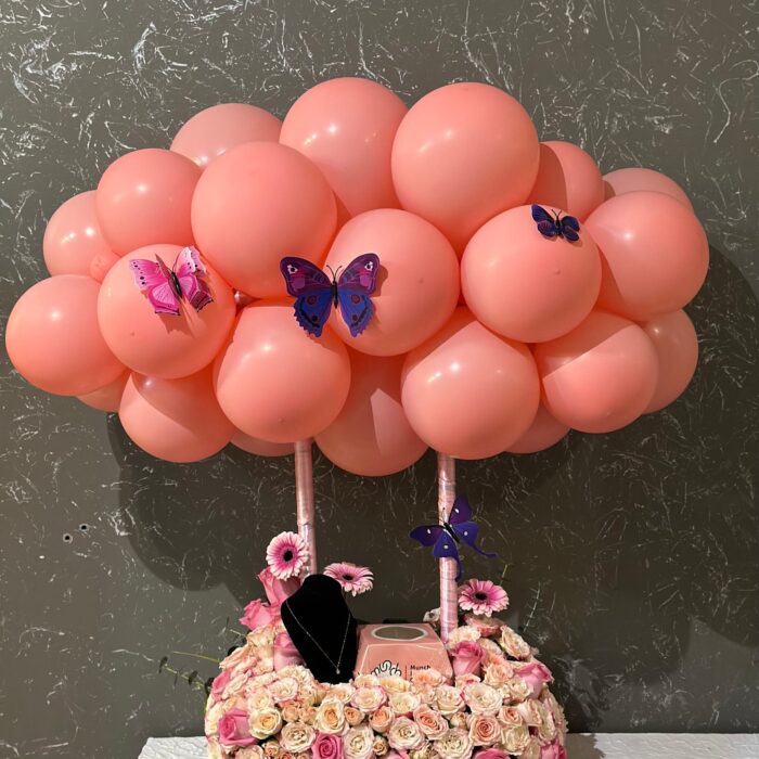 ⁦باقة البالون مع الورد والفراشه⁩ - الصورة ⁦1⁩