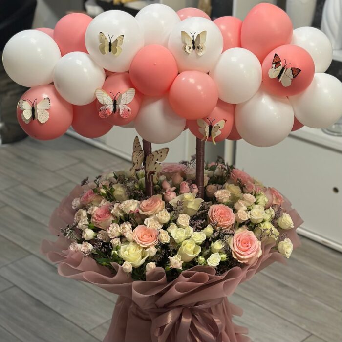 ⁦باقة الورد مع قوس بالون⁩ - الصورة ⁦1⁩
