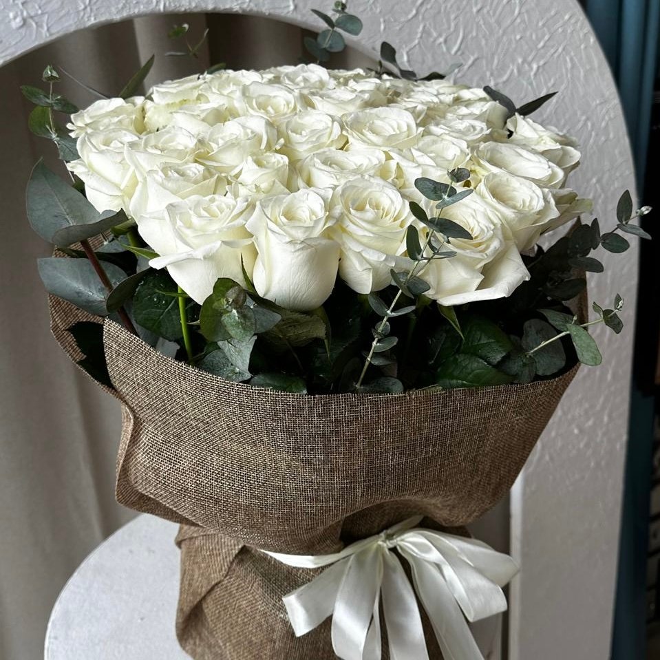 2516c0a0-997b-4bc3-a352-d5021c263284.jpeg باقة الورده البيضاء - الصورة 1