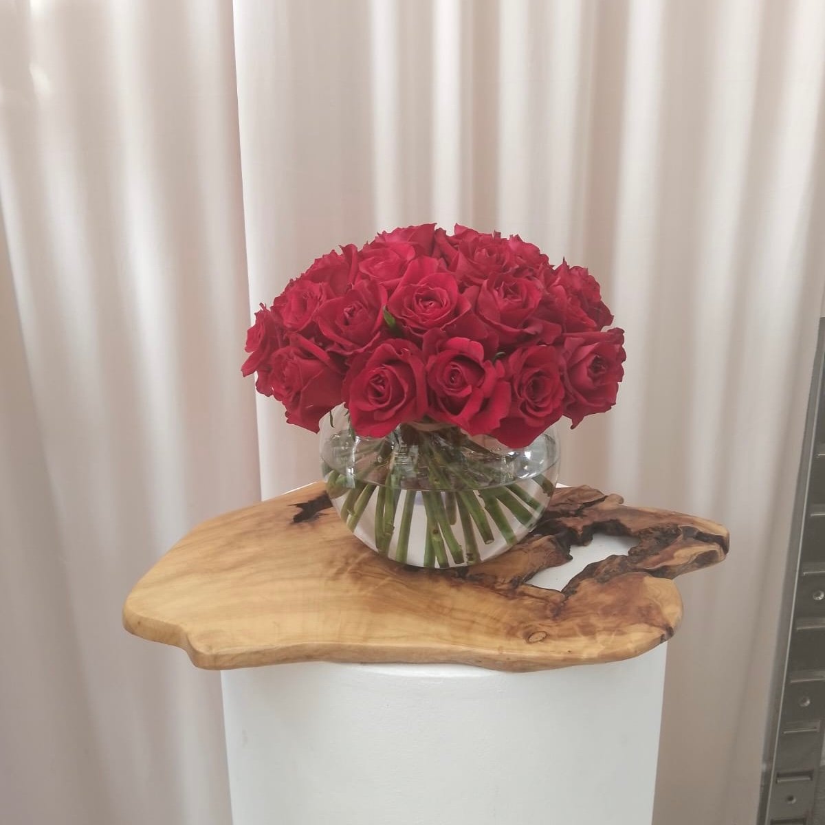 6bde696a-54a5-435b-bad5-5da9cc93952e.jpeg مزهرية الجوري الاحمر - الصورة 1