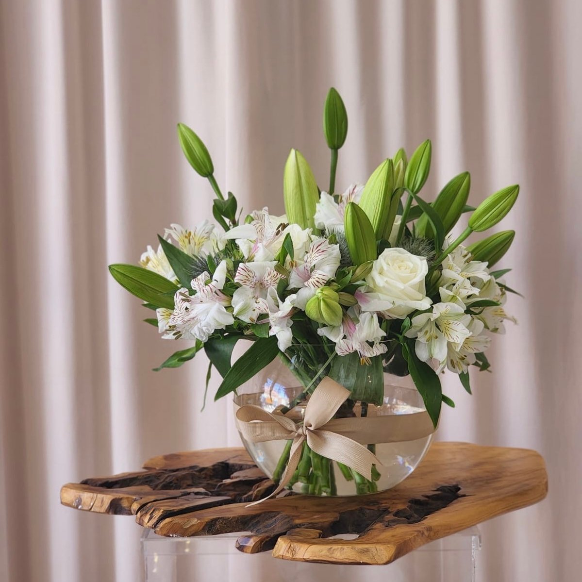 e0350470-6fbd-4995-b984-9c57da8a5af8.jpeg مزهرية توب ون روز - الصورة 1